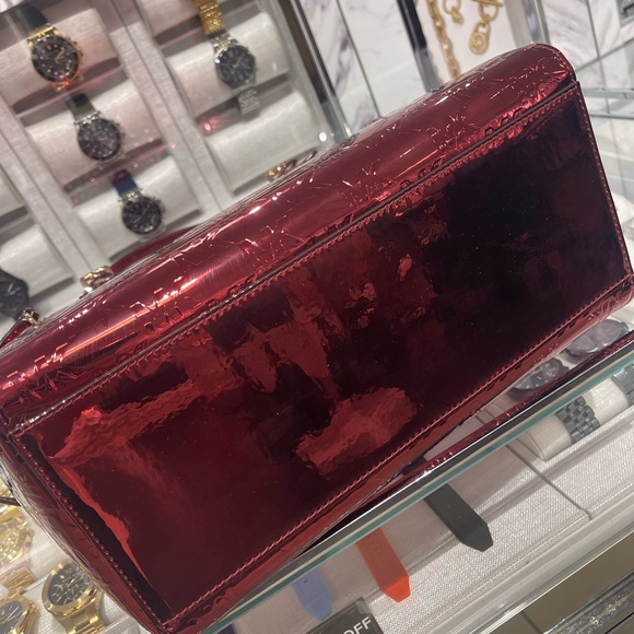 MICHAEL KORS Voyager Lg Metallic Logo Debossed EW Shoulder Tote Bag
Cherry
NWT - Picture 10 of 16